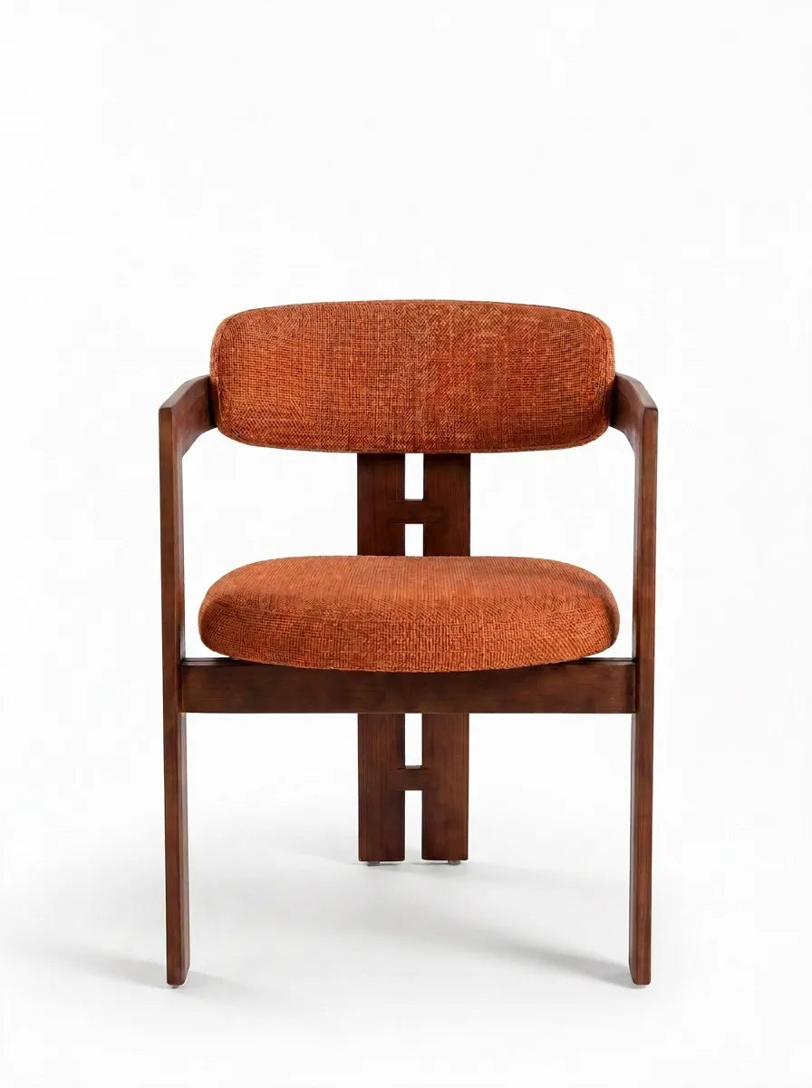 Silla de comedor con reposabrazos Jara Nogal en nogal y tapizado terracota