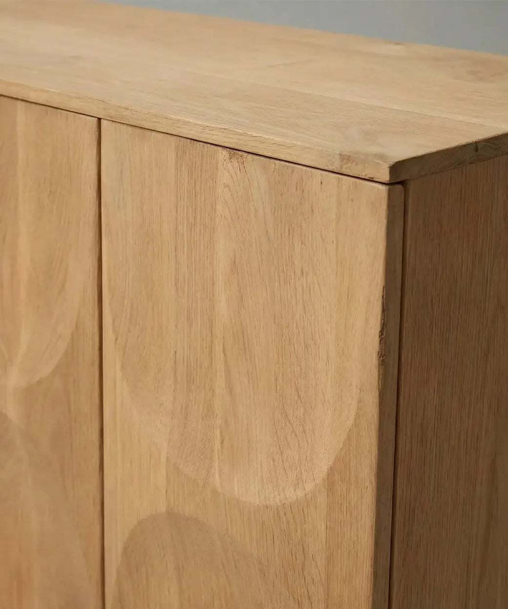Jarubio en madera natural con suaves relieves semicirculares que generan una textura visual cálida y contemporánea.