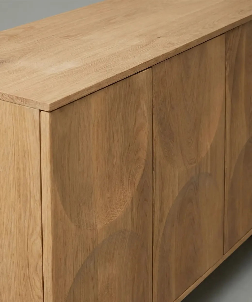 Jarubio en madera natural con relieves circulares suaves que aportan un diseño contemporáneo y textura delicada.