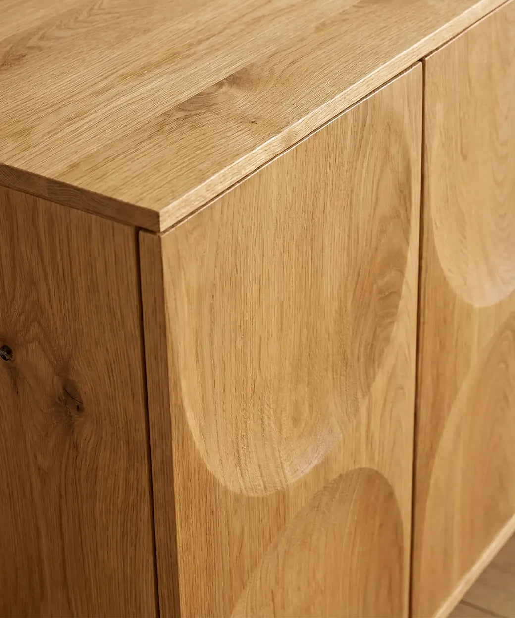 Jarubio en madera natural con relieves semicirculares que generan un diseño contemporáneo y textura suave visualmente atractiva.