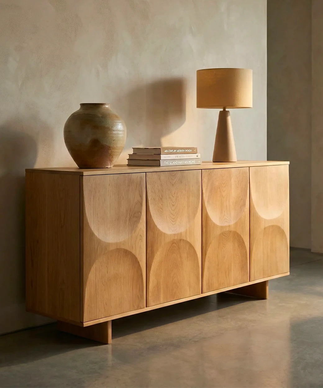 Jarubio en madera natural con diseño curvo que crea un juego de luces y sombras sofisticado y moderno.