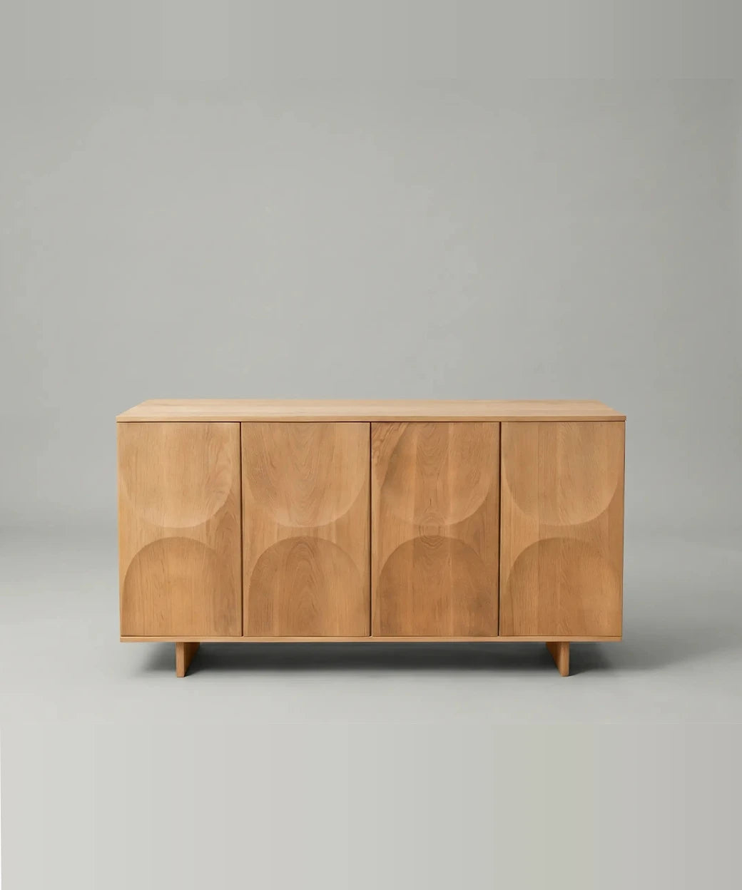 Jarubio en madera natural con relieves semicirculares que brindan un diseño minimalista y elegante.
