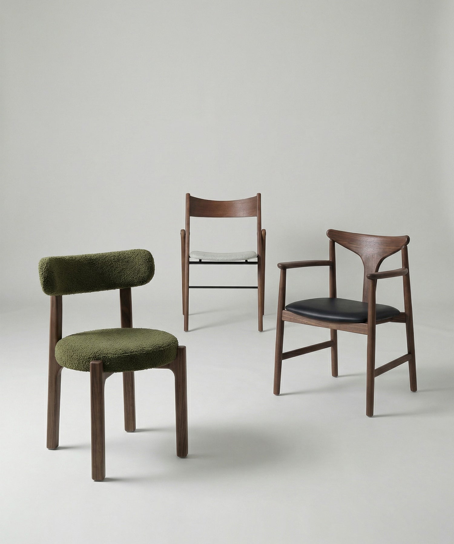 Tres sillas de diseño moderno con estructura de madera en fondo neutro y estilo minimalista elegante.