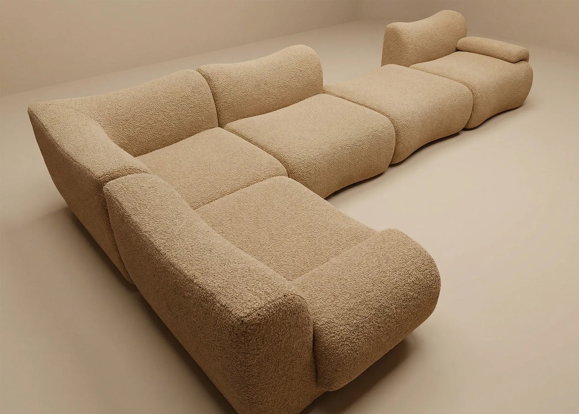 Sofá modular Echeide color beige, diseño flexible y contemporáneo que brinda máxima comodidad y calidez al espacio interior.
