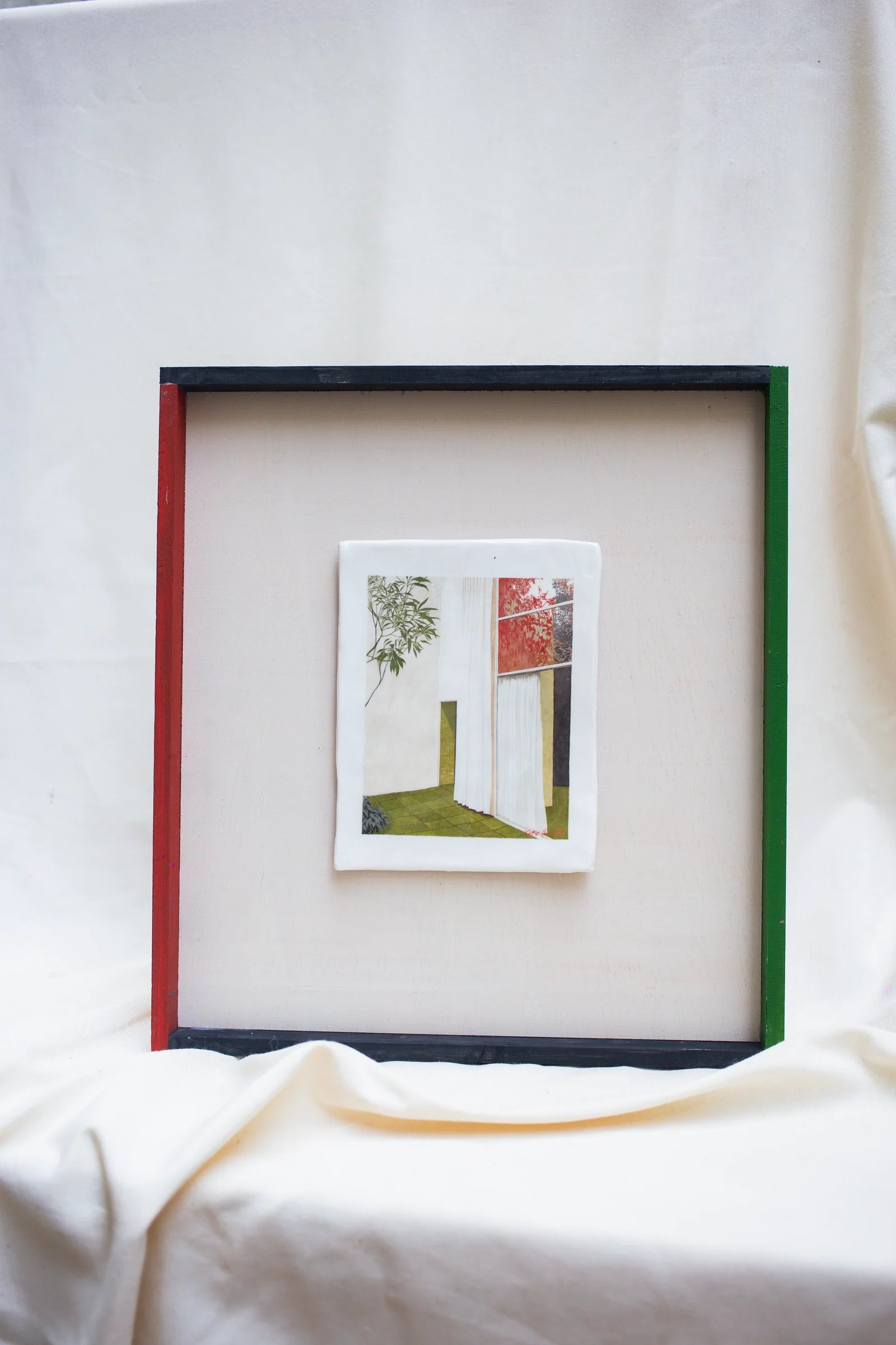 RED YARD" // Cuadro de Cerámica con diseño minimalista de ventana, planta y marco tricolor sobre fondo neutro.