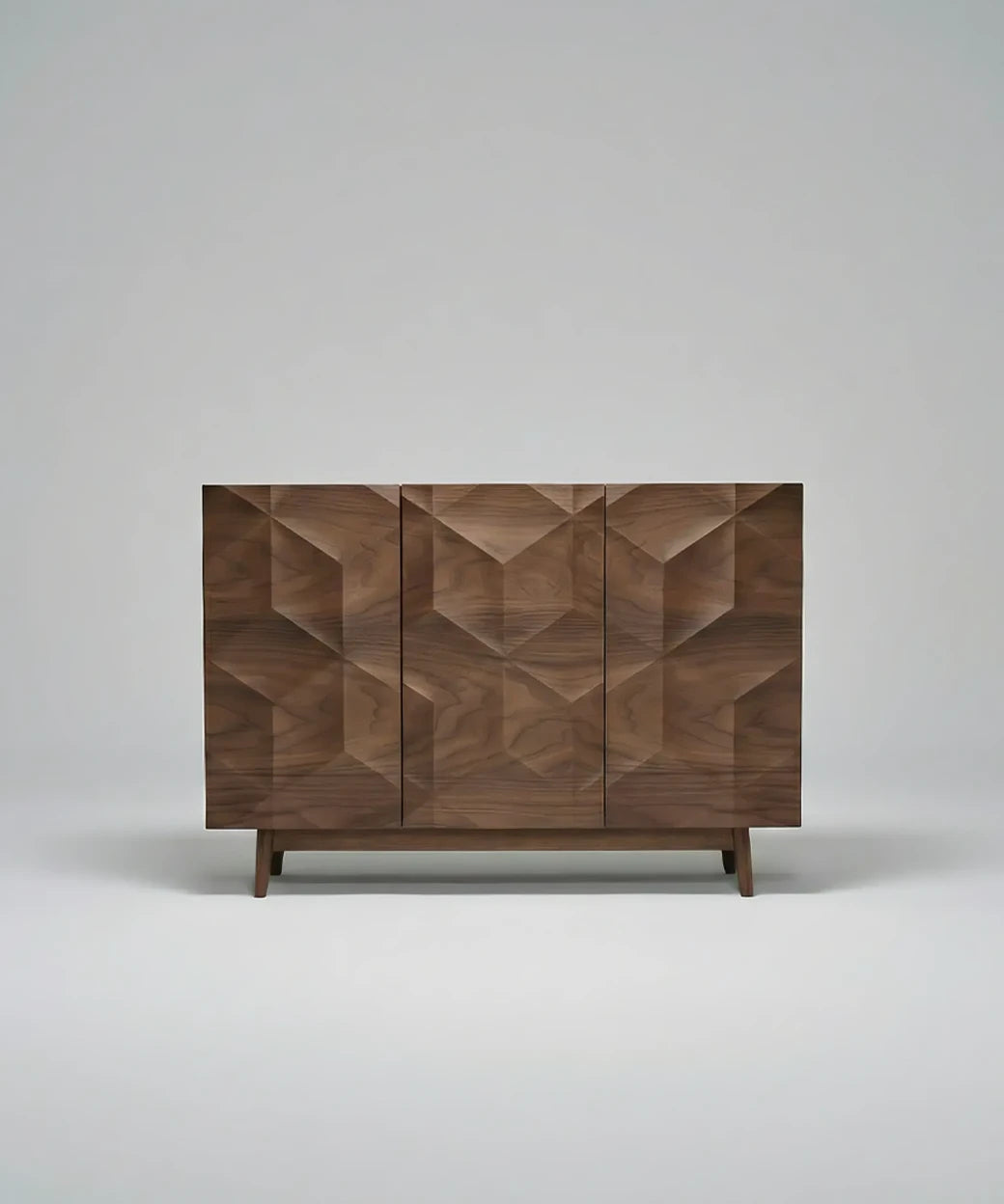 Majona (120 cm) con diseño geométrico tallado en madera que resalta texturas y aporta un estilo moderno y elegante.