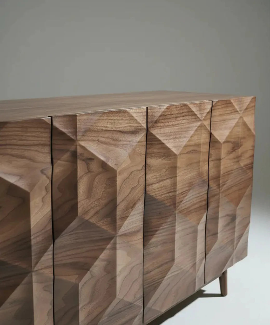Majona (150 cm) en madera con relieve facetado que destaca la textura natural para un ambiente contemporáneo y elegante