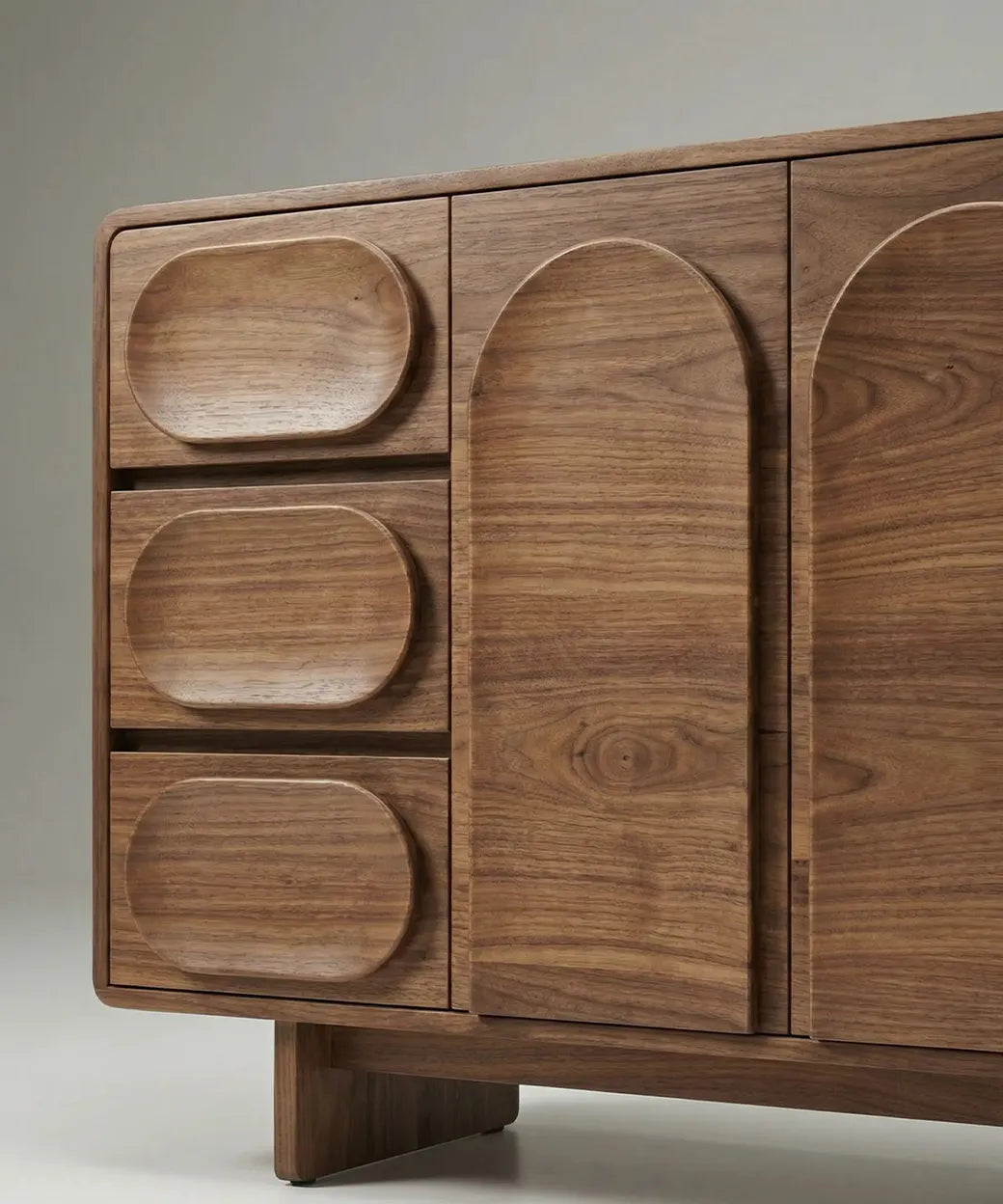 Malva (120 cm) en madera natural con diseño arquitectónico y relieves orgánicos que aportan textura y modernidad cálida.
