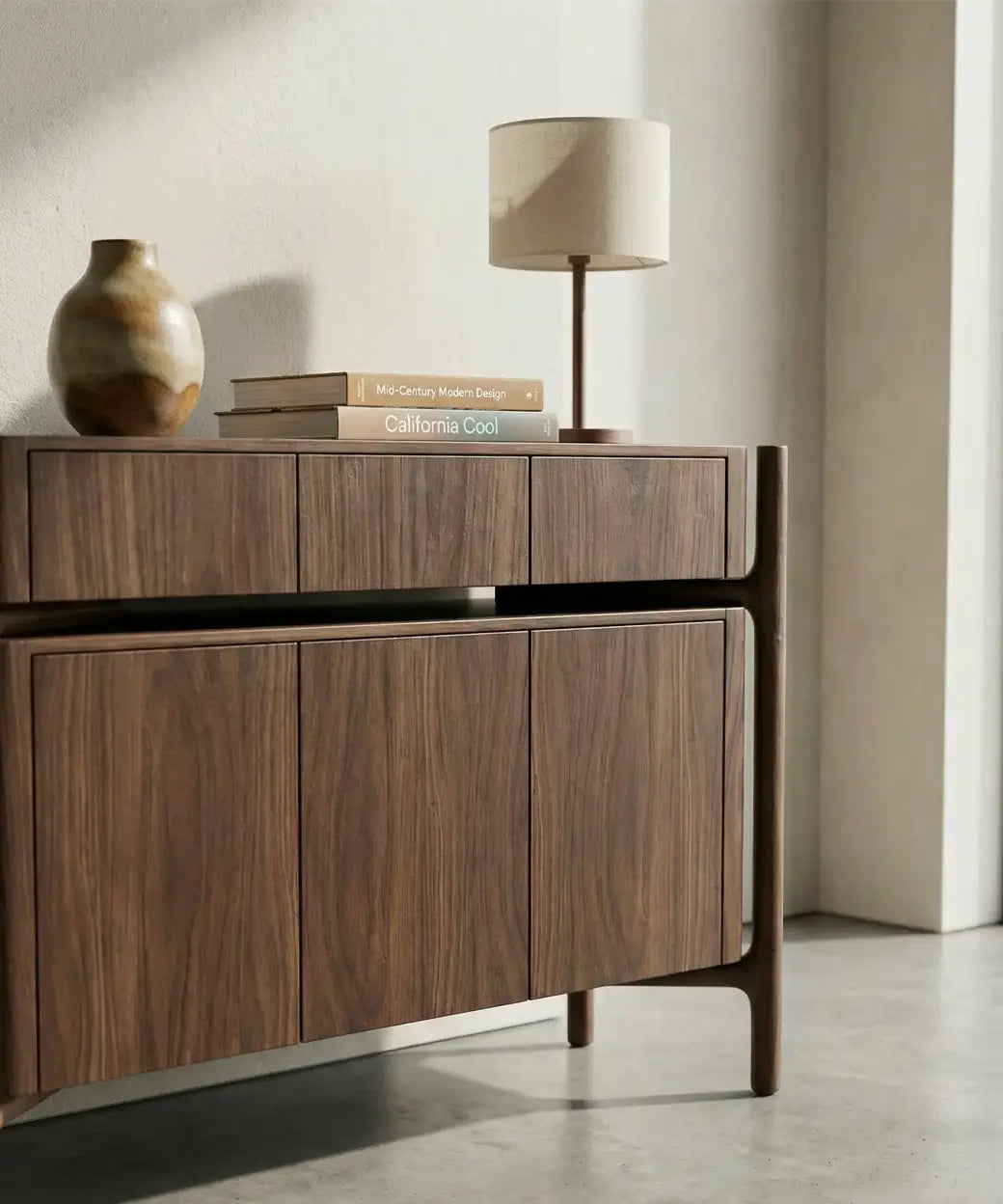 Manso (120 cm) en madera oscura con estructura esculpida que ofrece un diseño orgánico y calidez natural