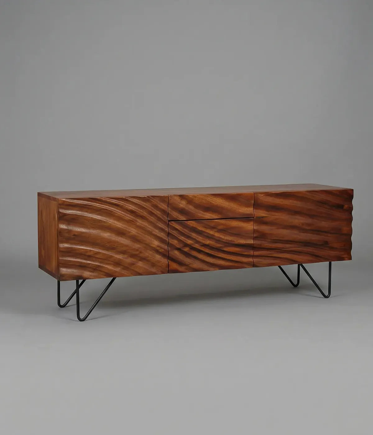 Aparador Marea con frontal ondulado en madera natural y base metálica negra, combinando estilo y funcionalidad única.