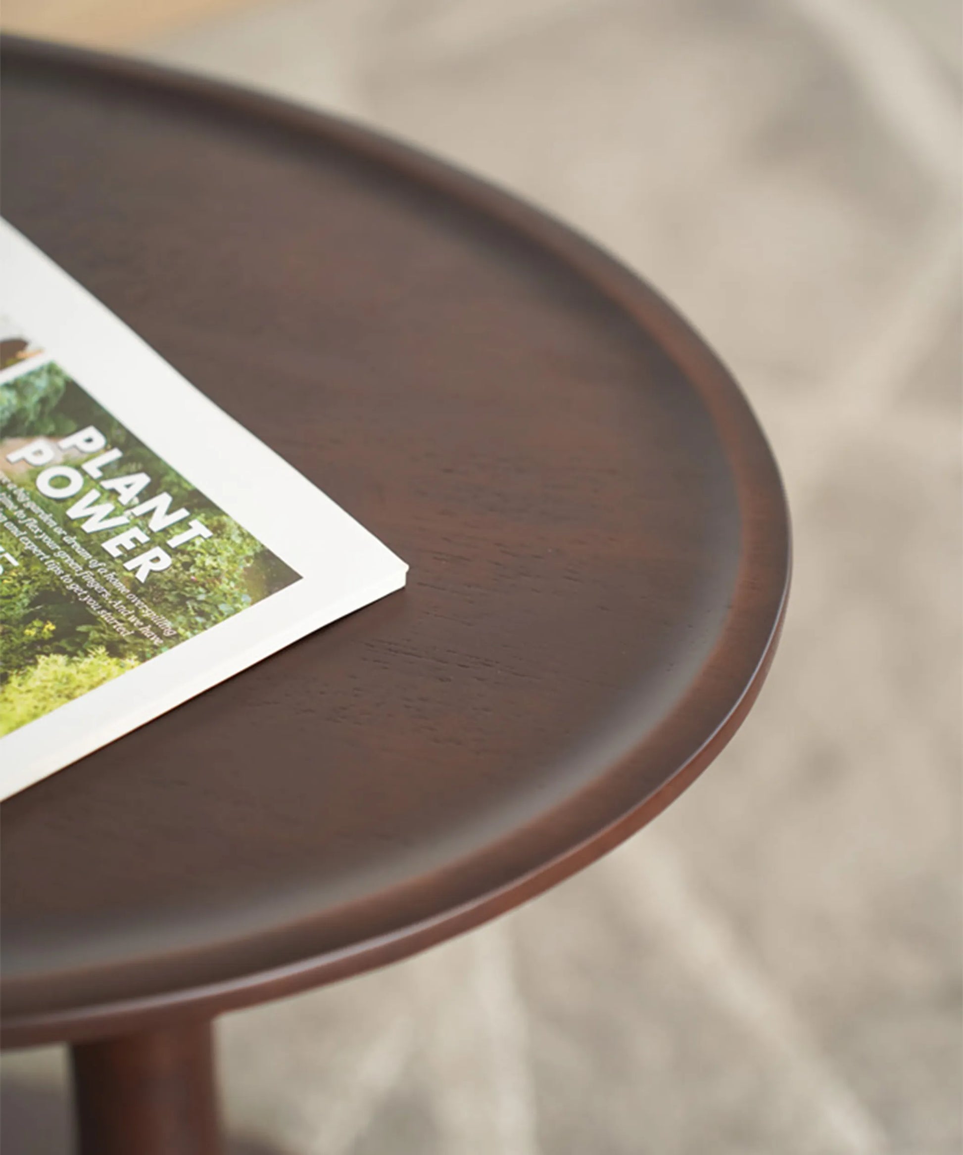 Mesa auxiliar Brisa en madera de fresno nogal oscuro con líneas suaves y diseño contemporáneo elegante y funcional.