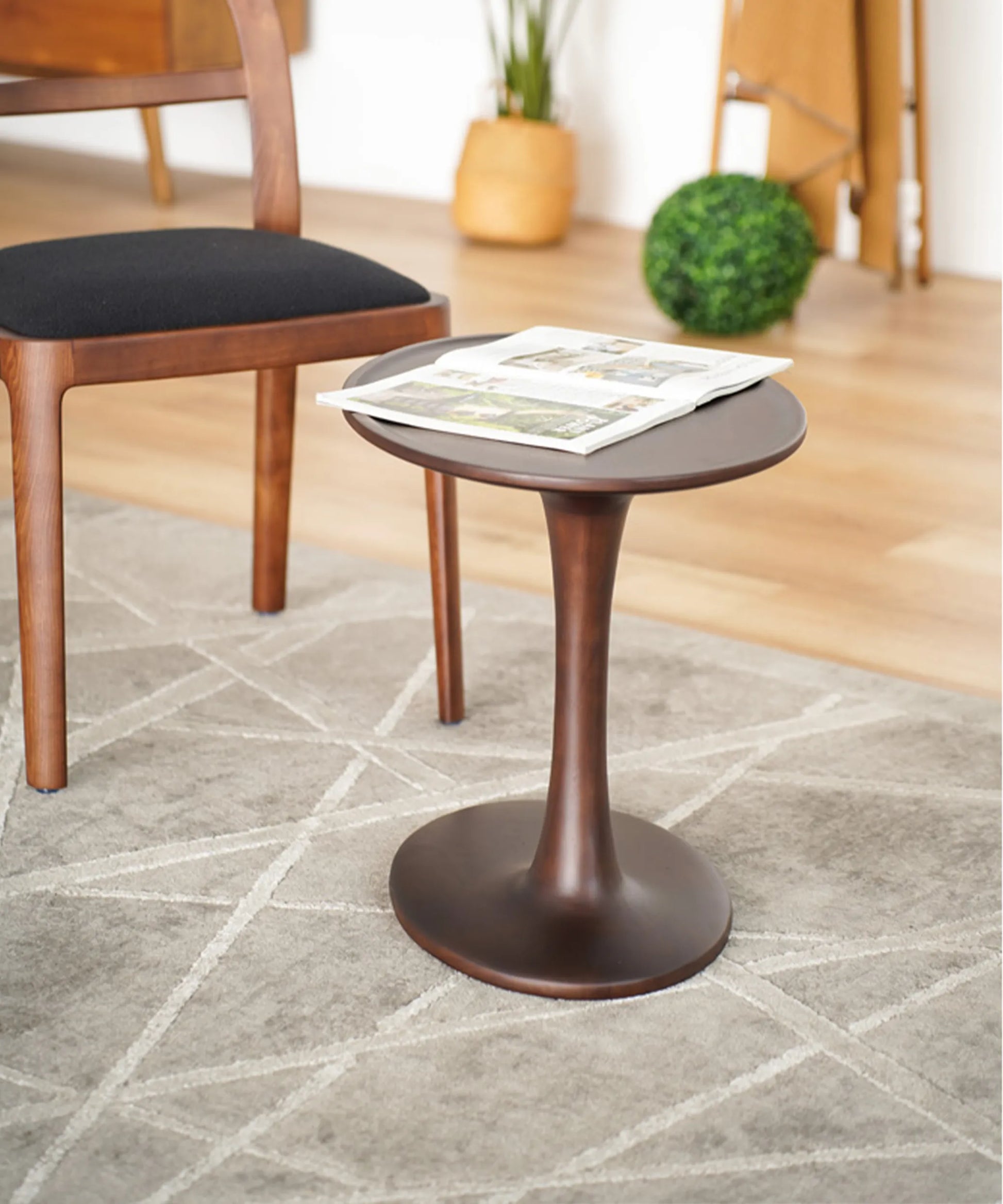 Mesa auxiliar Brisa de diseño contemporáneo en madera fresno nogal oscuro con líneas suaves y perfil elegante.