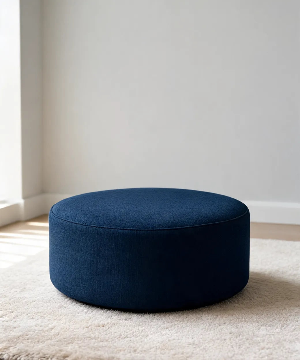 Isleta puff redondo en azul oscuro con diseño sencillo y versátil para salones modernos en Canarias