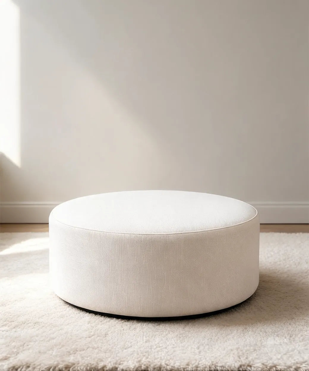 Isleta puff redondo en tono blanco con diseño minimalista y elegante, ideal para hogares modernos en Canarias