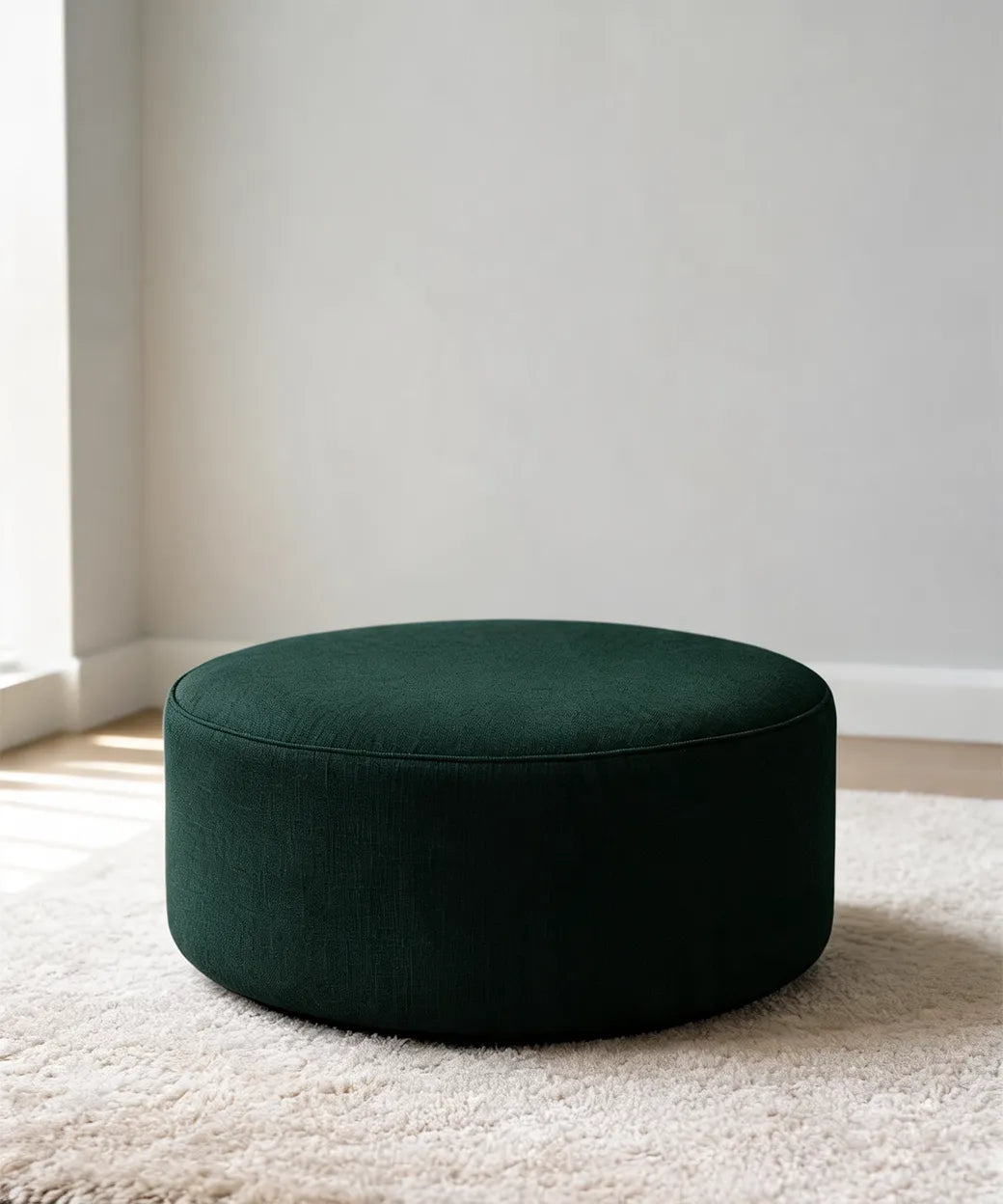Isleta en tono verde oscuro con diseño sencillo y funcional, ideal para salones modernos en Canarias