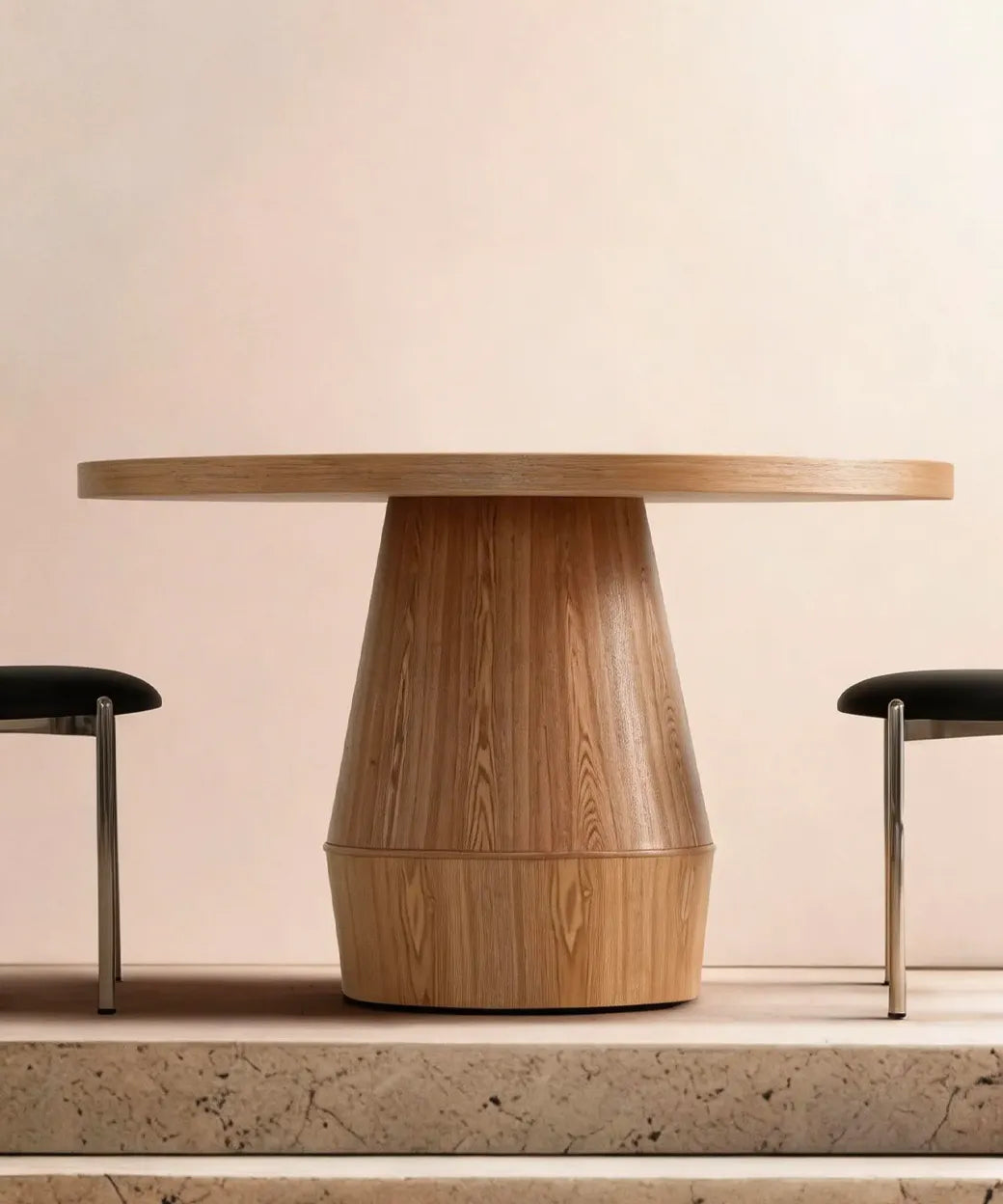 Tagoro en madera clara con base cónica que aporta equilibrio y sofisticación al espacio contemporáneo minimalista