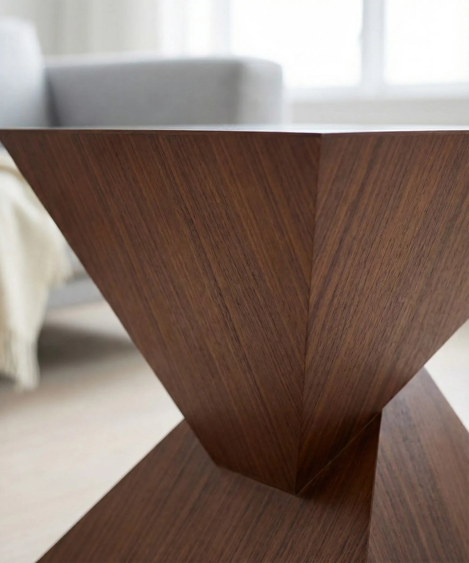 Mesa auxiliar Siroco en madera de fresno con diseño geométrico escultórico ideal para espacios modernos y elegantes.