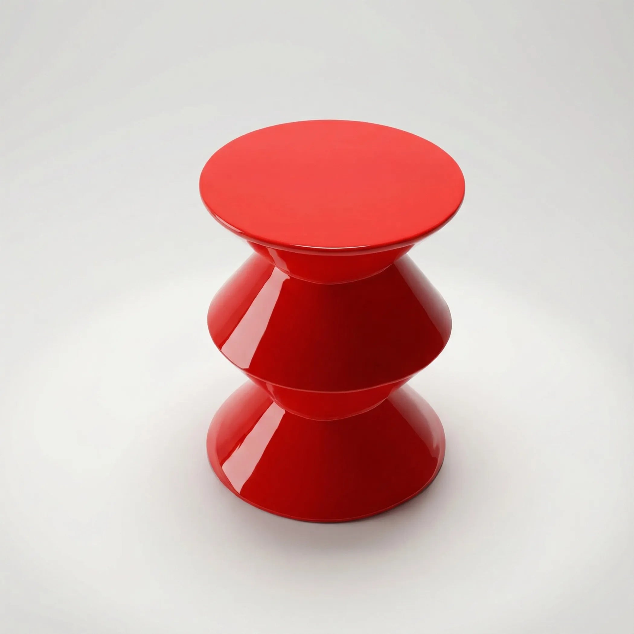 Mesa auxiliar Amanay en fibra de vidrio con diseño escultural y acabado rojo intenso para espacios contemporáneos.