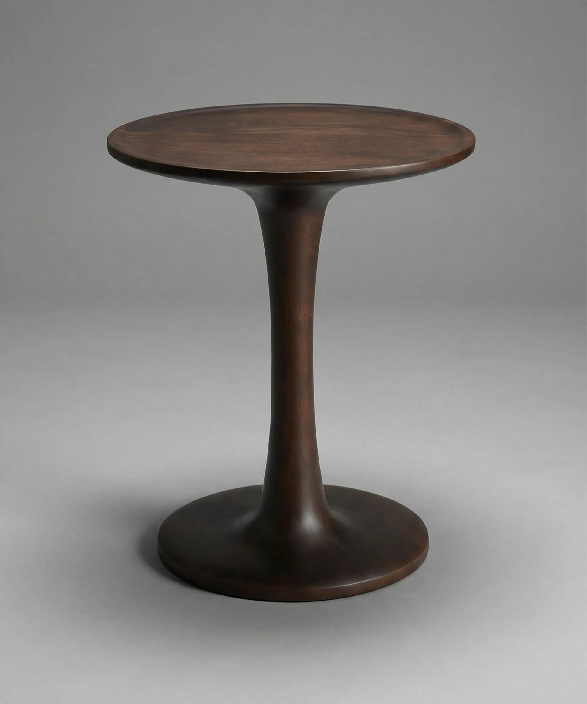 Mesa auxiliar Brisa en madera de fresno nogal oscuro con diseño contemporáneo y líneas suaves y elegantes.