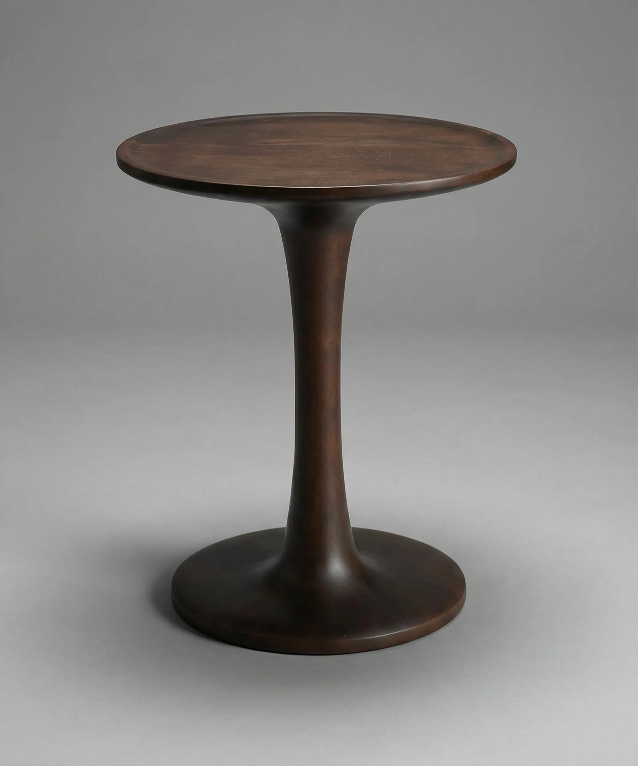 Mesa auxiliar Brisa en madera de fresno nogal oscuro con diseño contemporáneo y líneas suaves y elegantes.