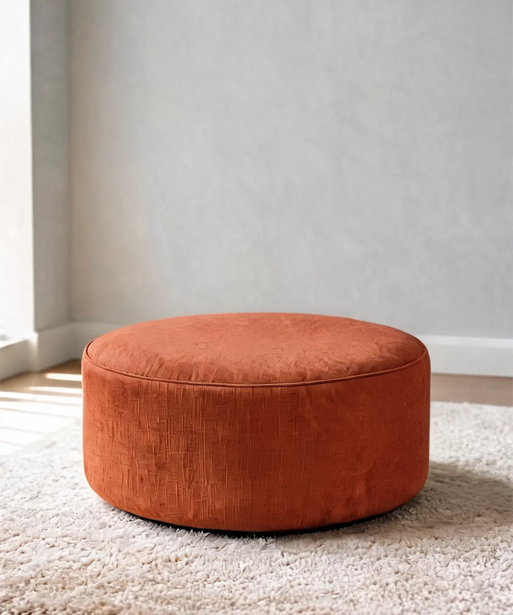 Isleta puff redondo en tono terracota con acabado suave y diseño funcional para hogares modernos en Canarias