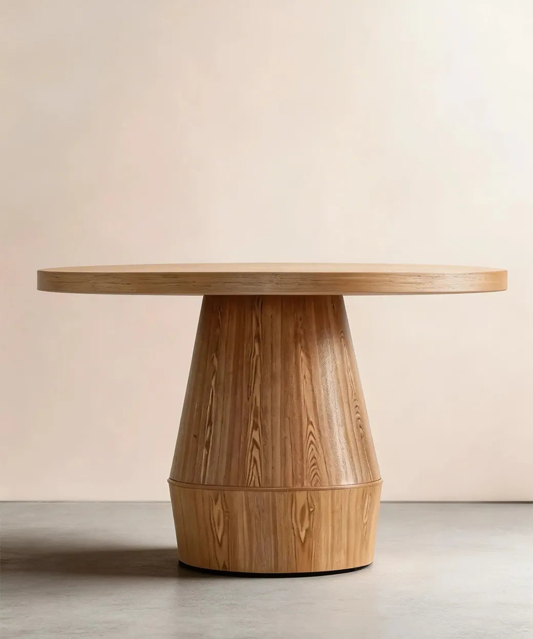 Tagoro en acabado madera natural con base cónica que aporta solidez y diseño contemporáneo al espacio interior