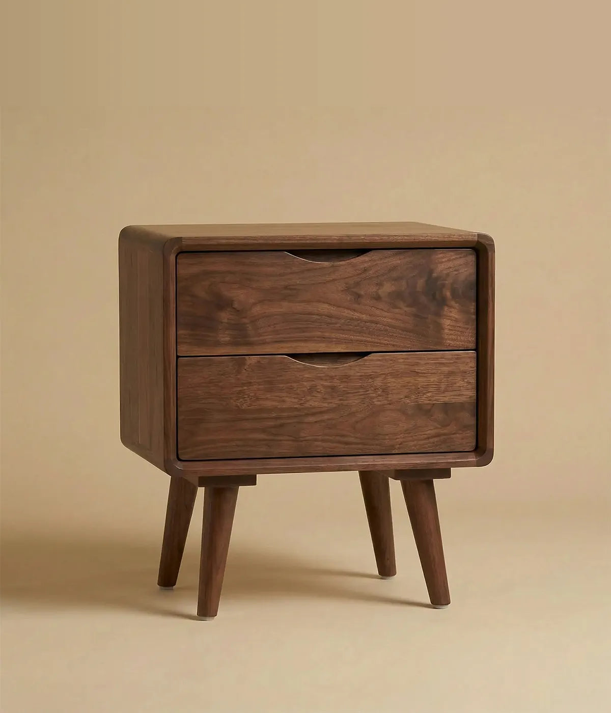 Mesita de noche Aurora en madera de fresno con diseño limpio, líneas suaves y estilo atemporal para un ambiente equilibrado.