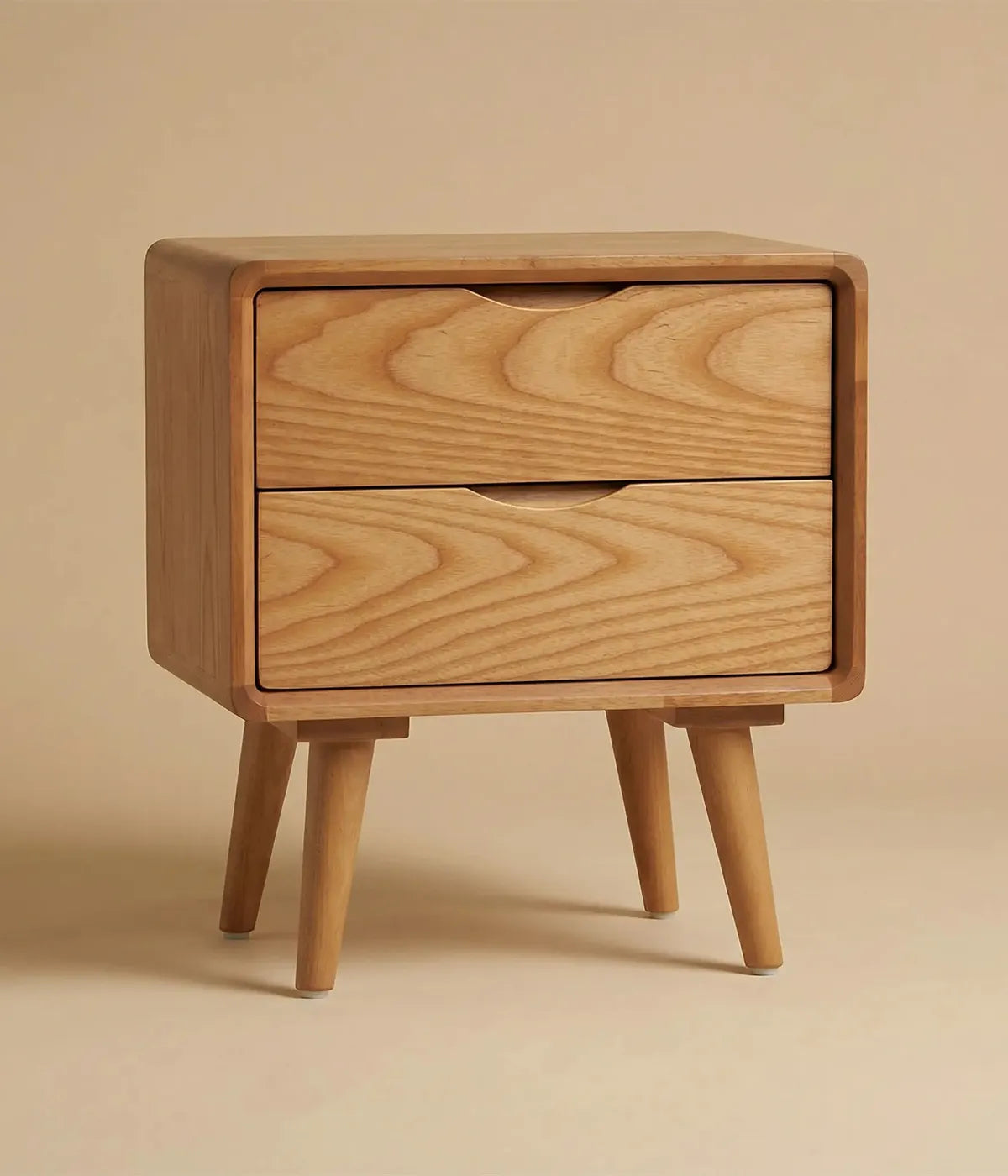 Mesa de noche Aurora en madera de fresno con diseño limpio, líneas suaves y esquinas redondeadas para un ambiente equilibrado.