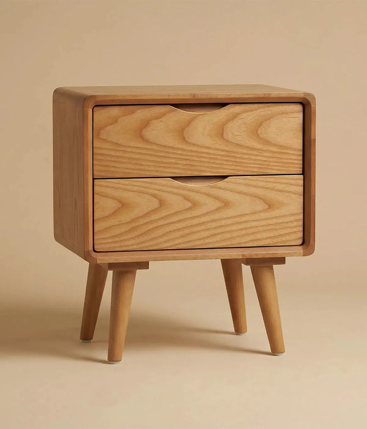 Mesa de noche Aurora en madera de fresno con diseño limpio, líneas suaves y esquinas redondeadas para un ambiente equilibrado.