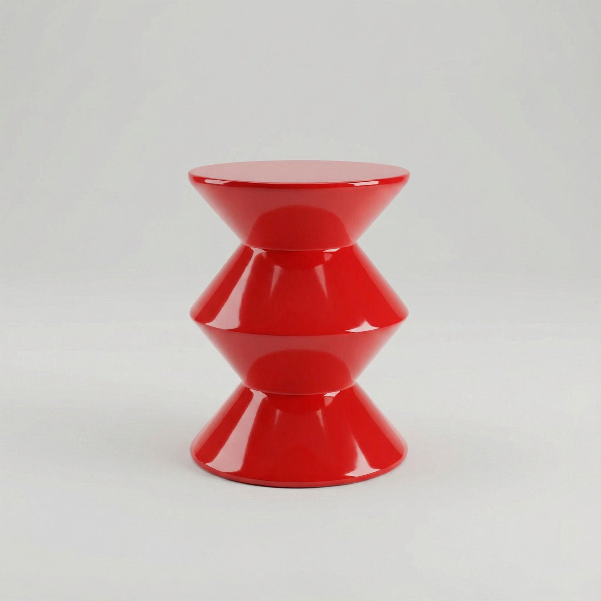 Mesa auxiliar Amanay en fibra de vidrio con diseño escultórico en color rojo intenso para ambientes contemporáneos.