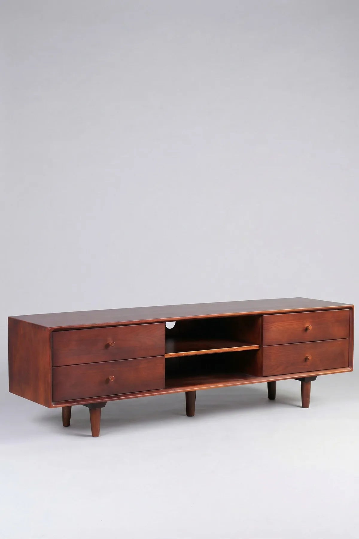 Mueble de TV Faya en madera cálida con diseño retro-moderno, silueta baja y líneas suaves para ambientes equilibrados.