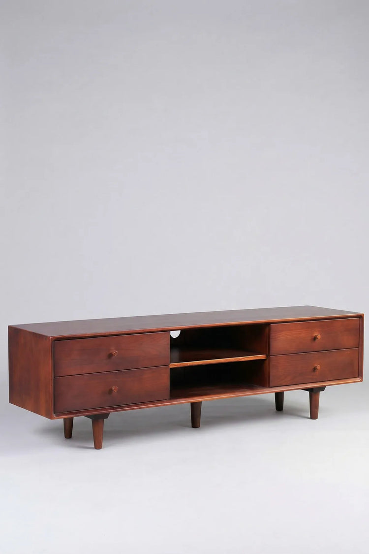 Mueble de TV Faya en madera cálida con diseño retro-moderno, silueta baja y líneas suaves para ambientes equilibrados.