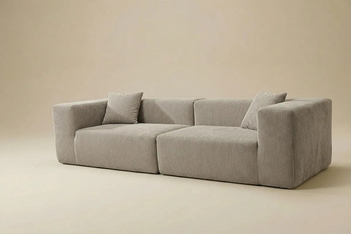 Sofá Naos Mediano en tono beige con diseño contemporáneo y confort envolvente, ideal para ambientes modernos y acogedores.