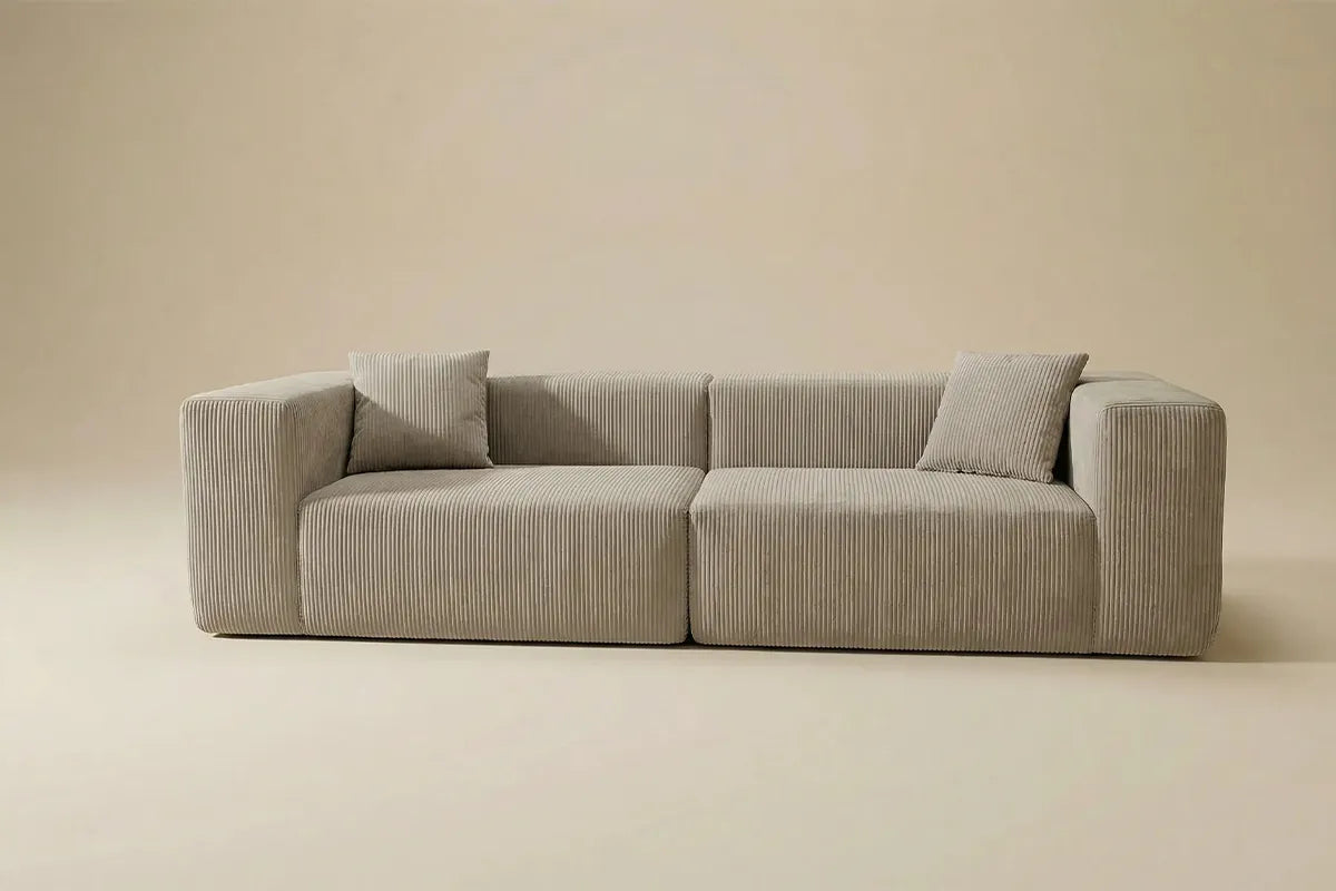 Sofá Naos Mediano en tono beige con diseño contemporáneo y líneas limpias para un espacio elegante y acogedor