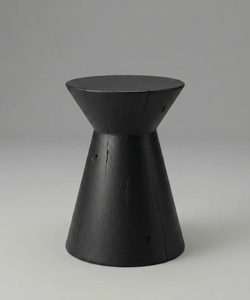 Natero en madera negra con acabado natural, diseño minimalista y forma cónica para espacios modernos en Canarias