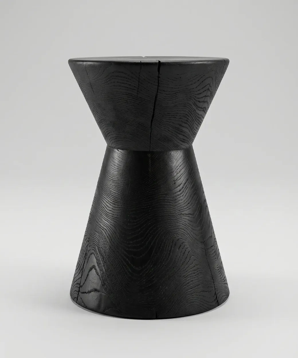 Natero en madera negra con acabado natural, diseño robusto y elegante, pieza funcional para muebles en Canarias