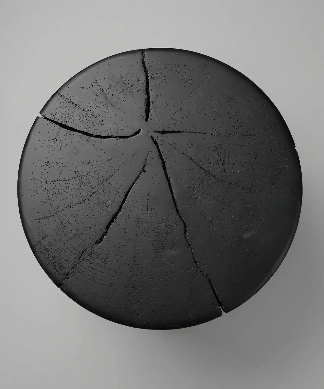 Natero en madera negra con textura natural y vetas visibles, pieza robusta y funcional para muebles en Canarias