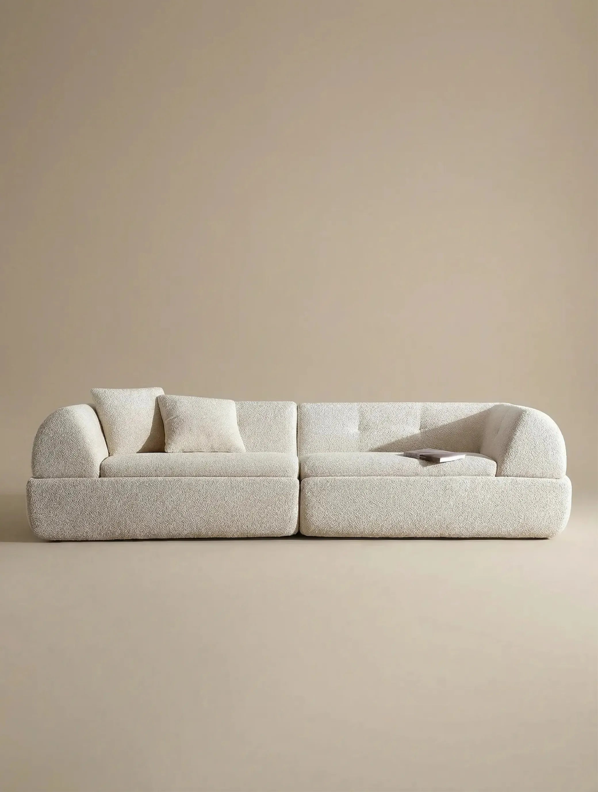 Sofá Navío en tono neutro con diseño moderno y forma ergonómica que ofrece comodidad y estilo en espacios contemporáneos.