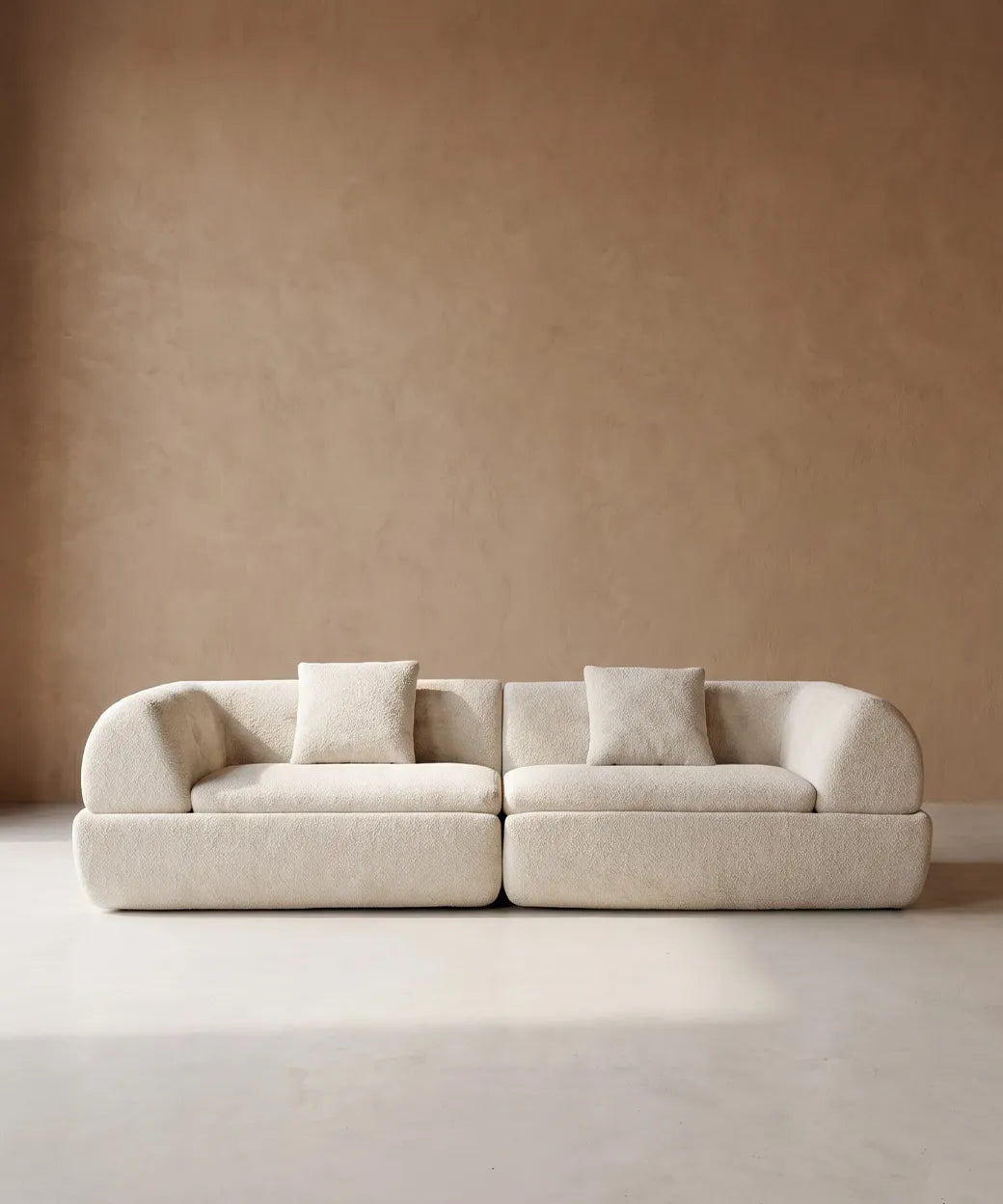 Navío en tono marfil con diseño curvo y acolchado, cómodo y elegante para salones modernos en Canarias