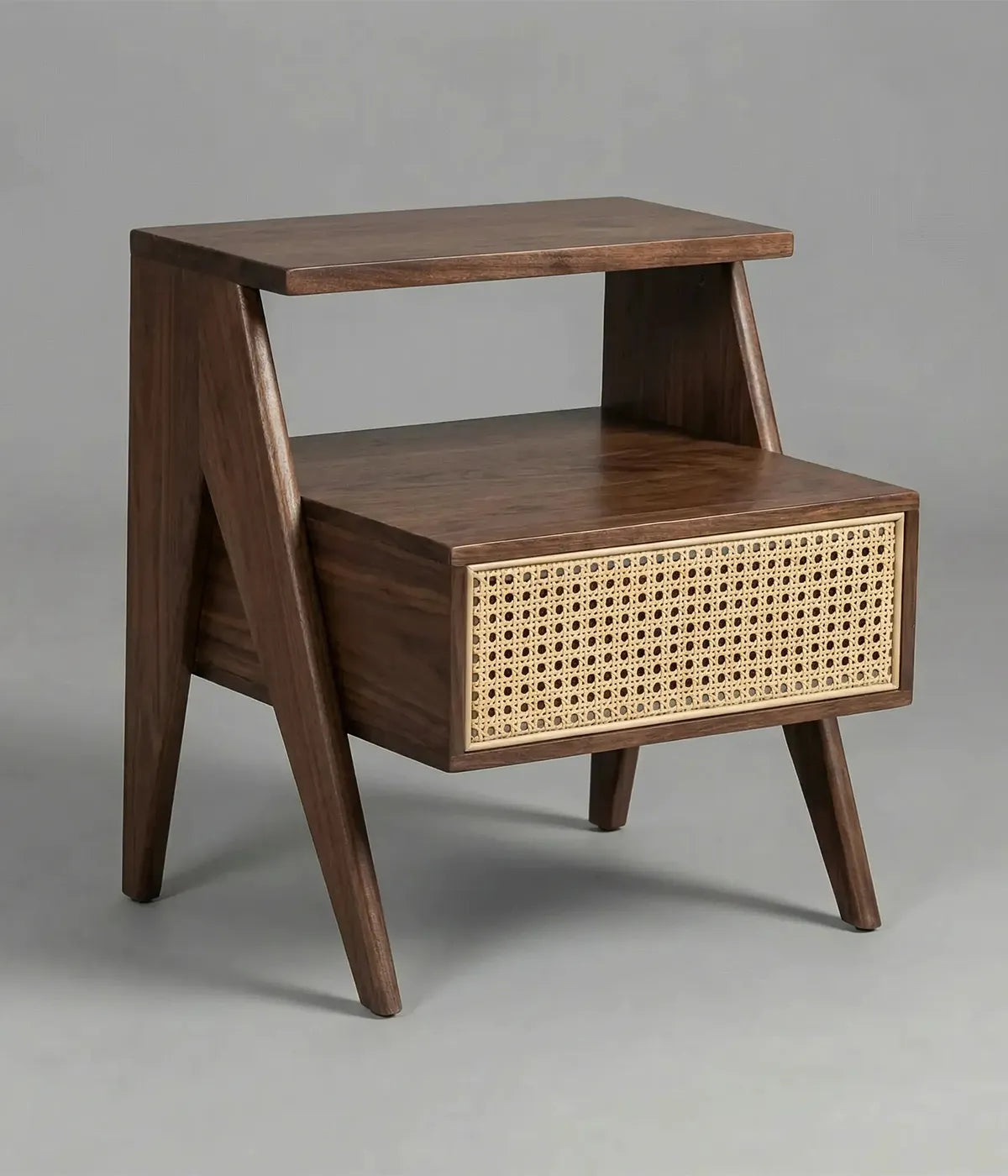 Mesita de noche Lucero en madera nogal con detalle en ratán natural, diseño funcional y estilo equilibrado y cálido.