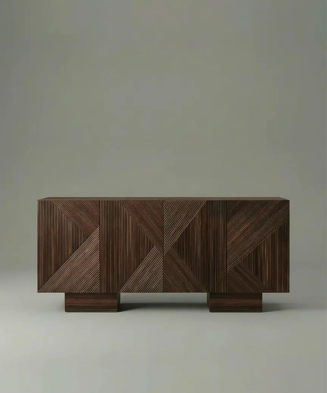 Orchilla (140 cm) en madera oscura con diseño geométrico en relieve que aporta sofisticación y textura visual elegante.