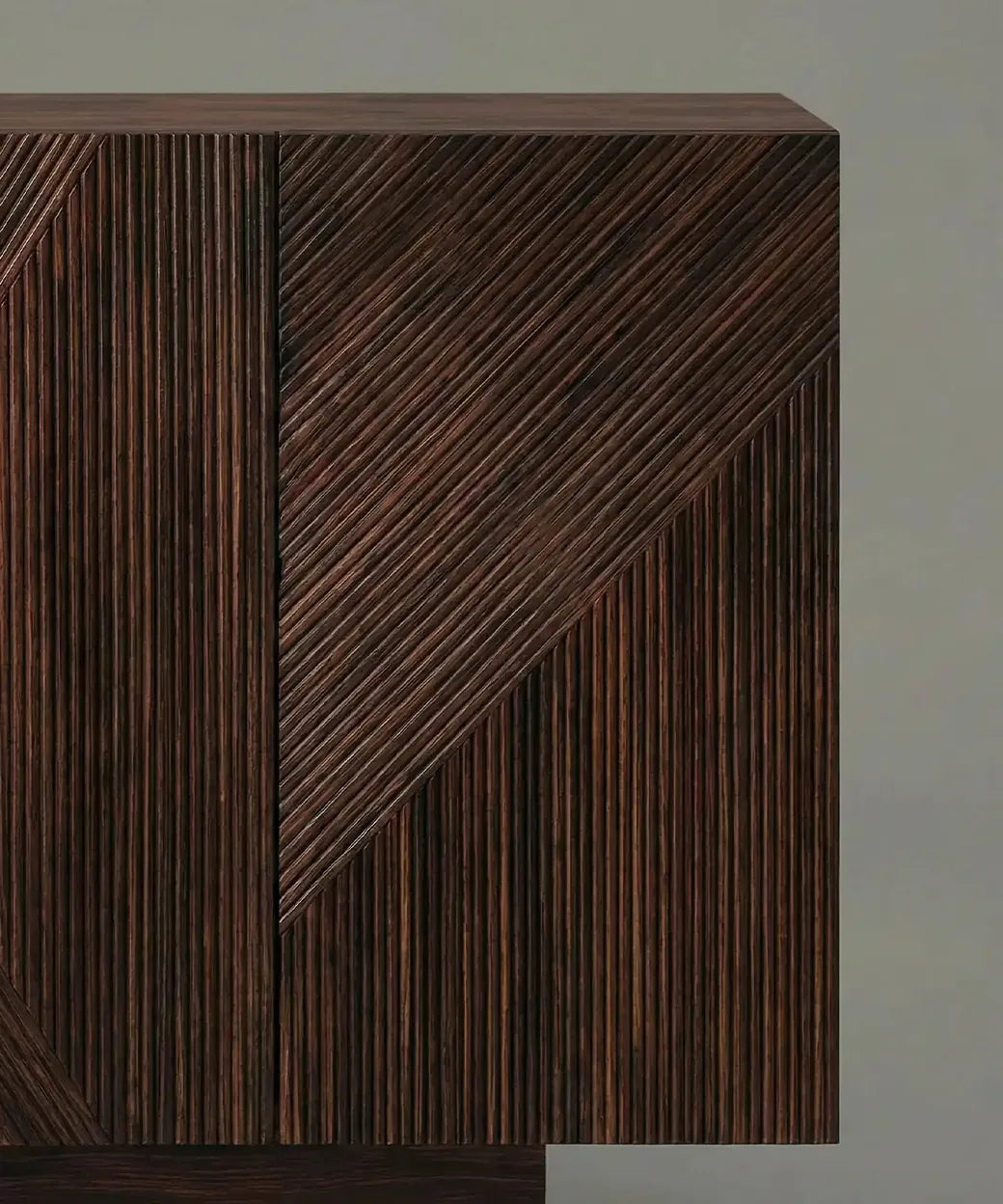 Orchilla (180 cm) en madera oscura con textura lineal vertical y diagonal que aporta un estilo elegante y moderno