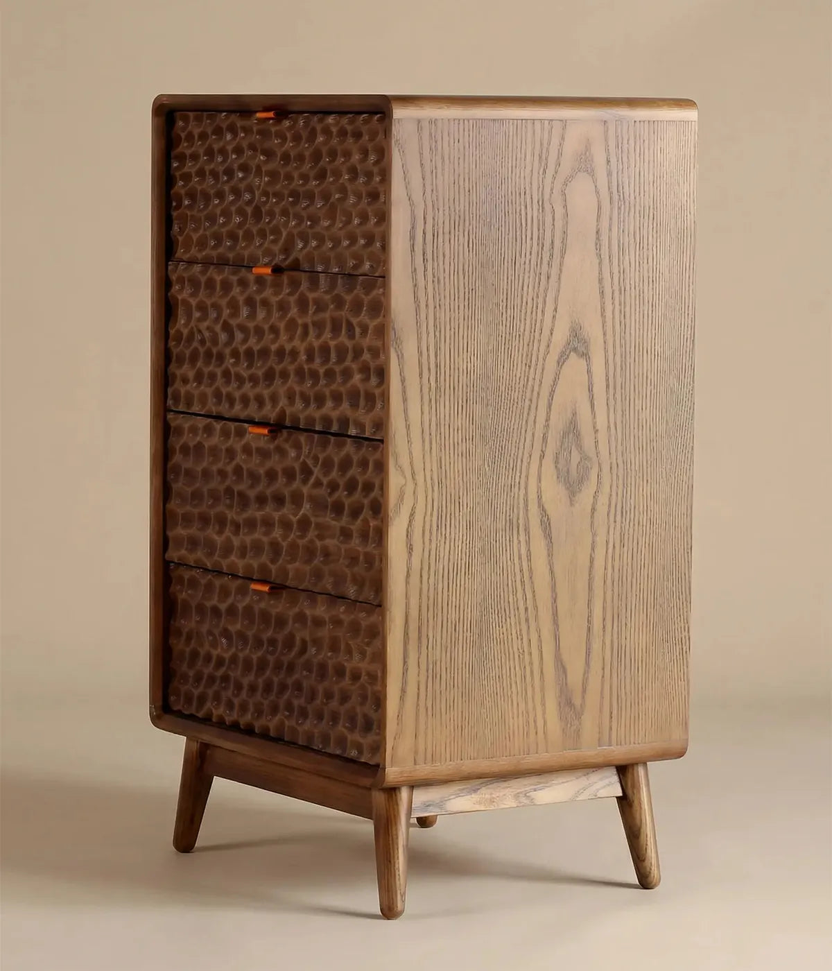 Cómoda Pinales en madera de fresno con acabado cálido y diseño escultórico que aporta carácter y elegancia a cualquier espacio.