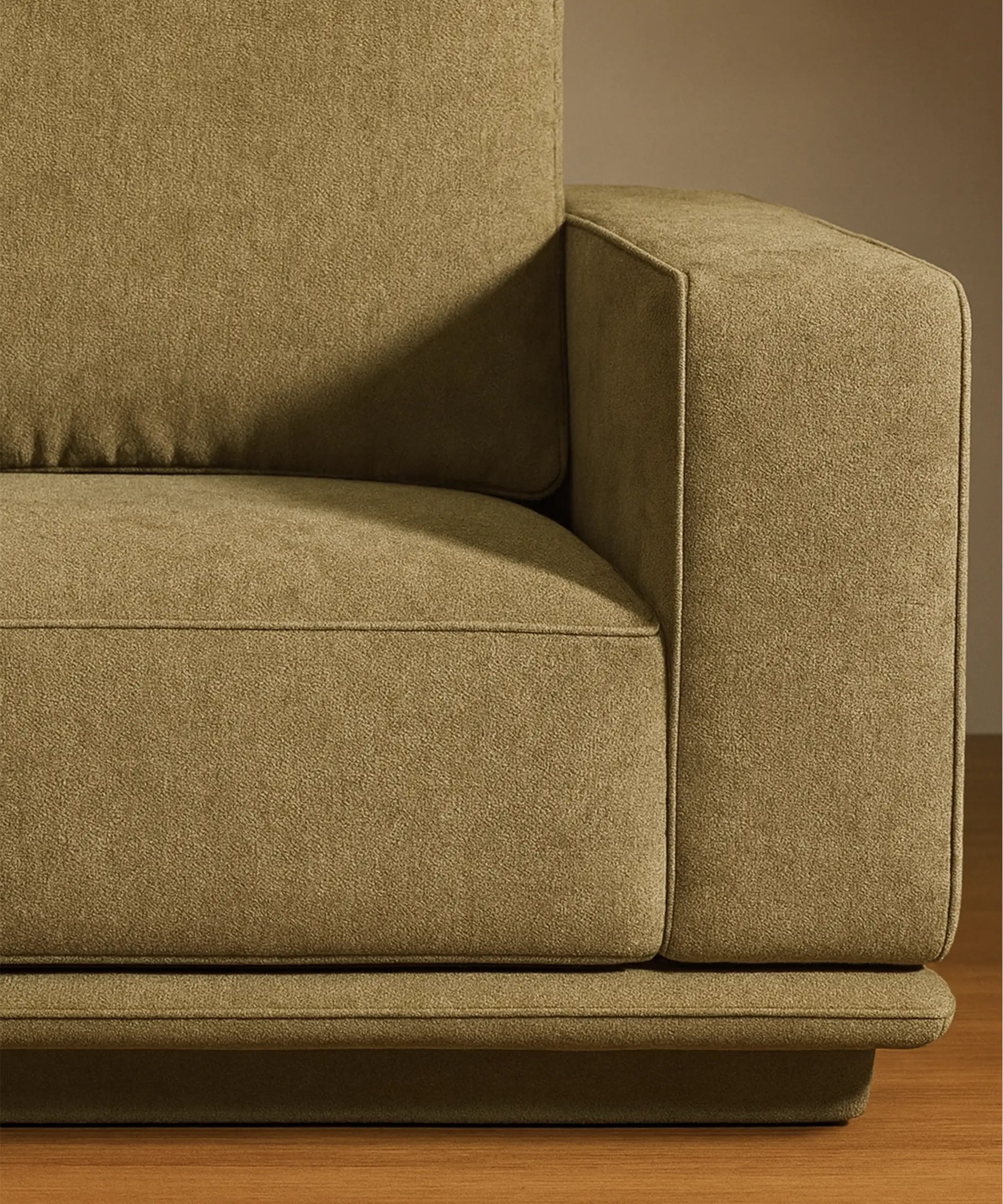 Detalle del brazo y asiento del sofá Palmero en tela beige con diseño moderno y estructura robusta.
