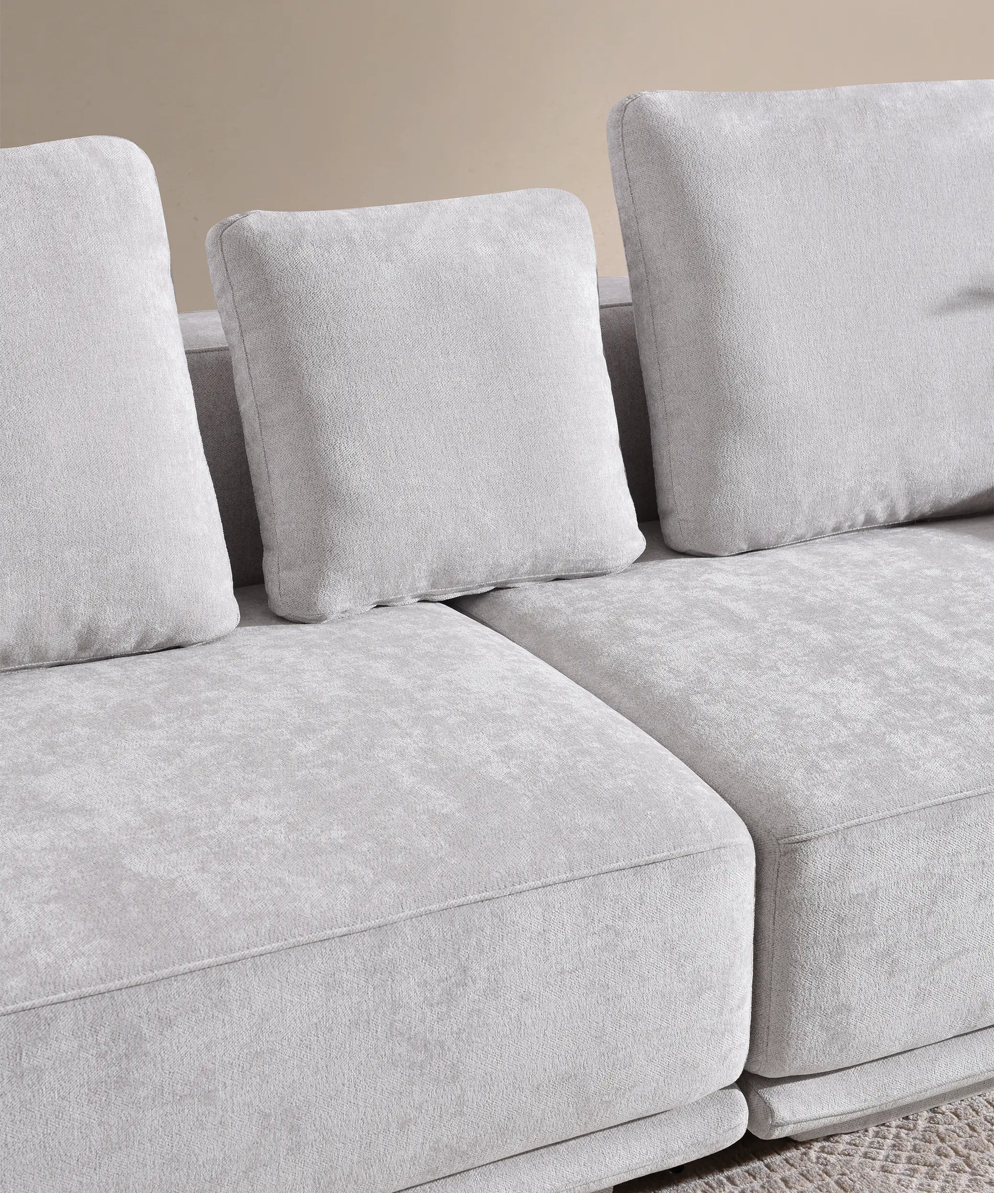 Detalle del sofá Palmero gris con cojines y tapizado de alta densidad que garantiza comodidad y durabilidad.