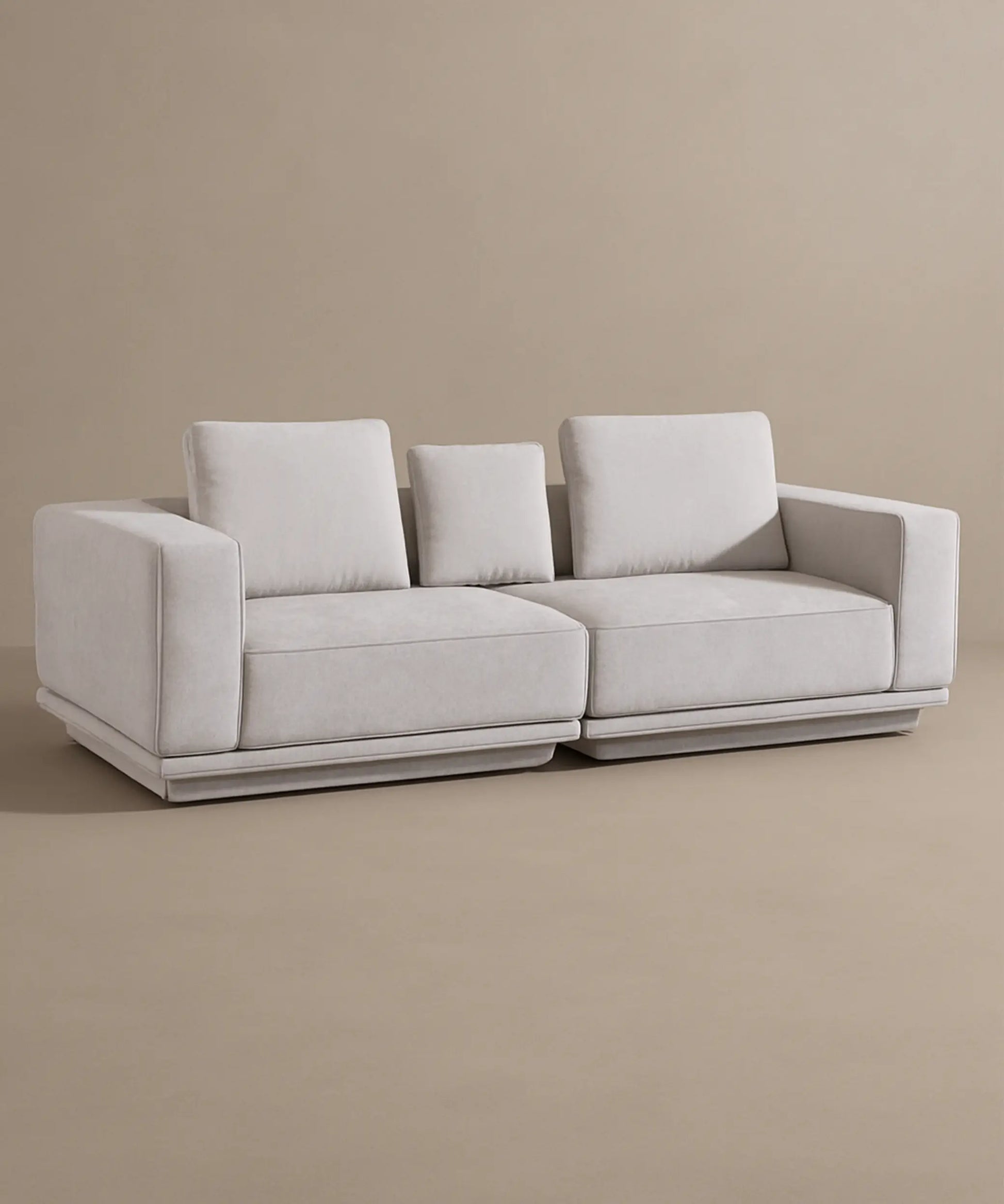 Sofá Palmero de 2 plazas en tono neutro, con diseño robusto y cojines de alta densidad para mayor comodidad.