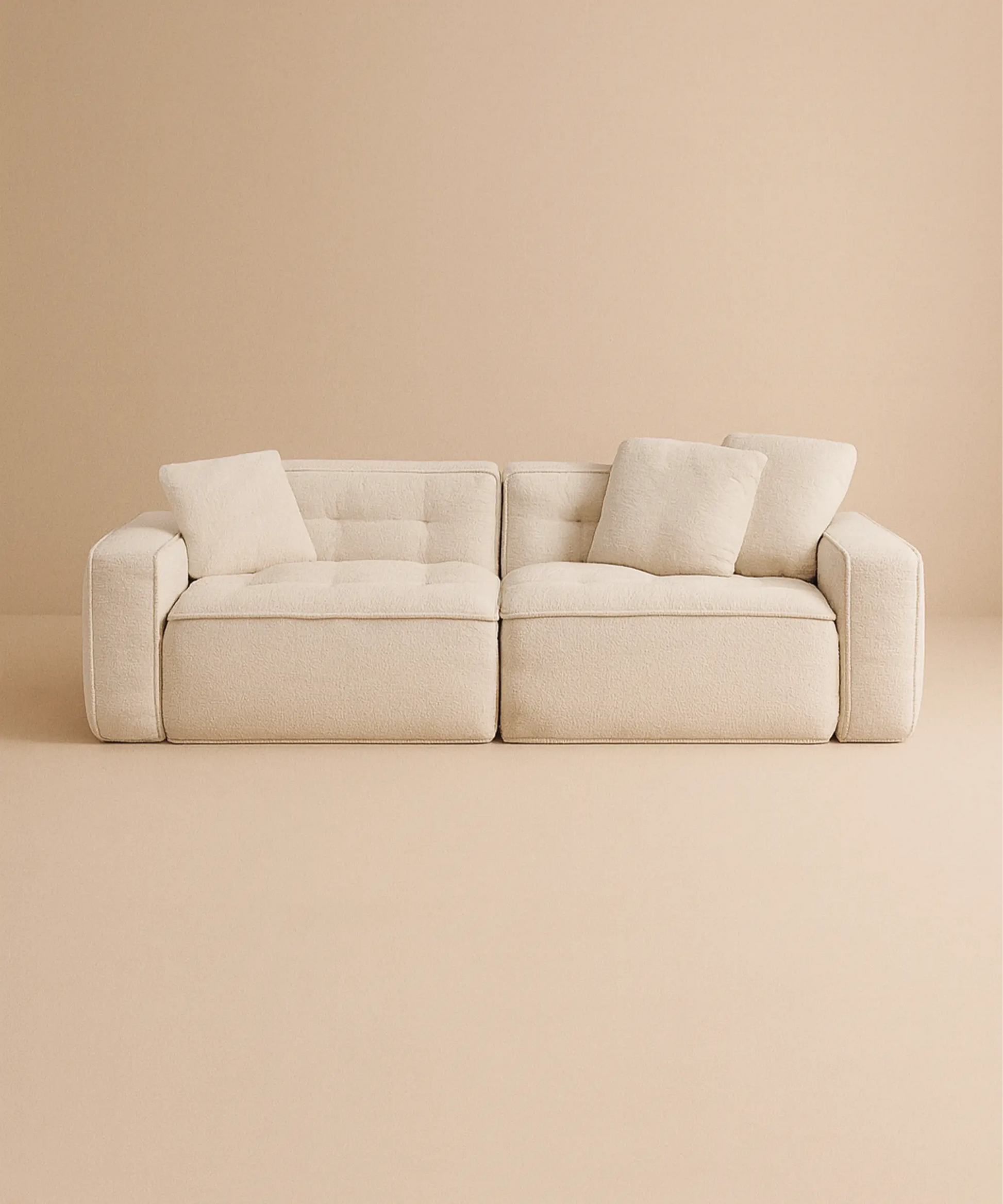 Sofá Bandama en tono beige claro con diseño de volúmenes amplios y líneas suaves para un ambiente equilibrado.