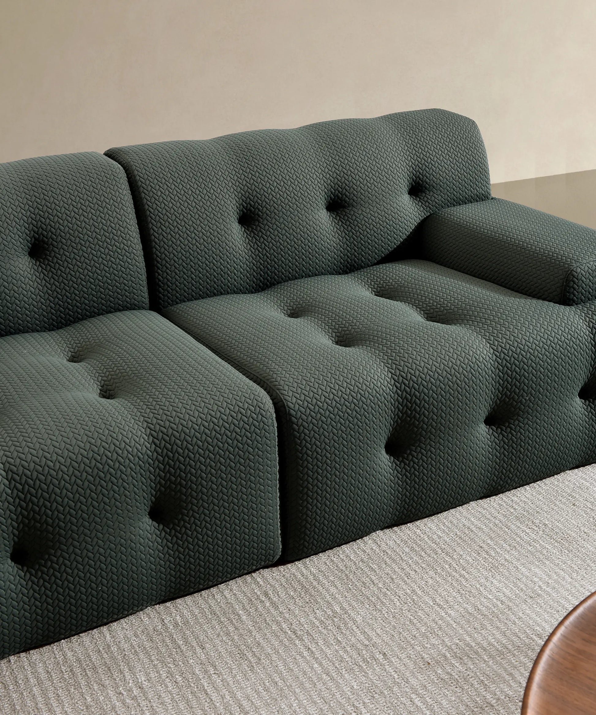 Sofá modular Orotava en tono oscuro con diseño acolchonado y textura tejida para ambientes contemporáneos y confortables