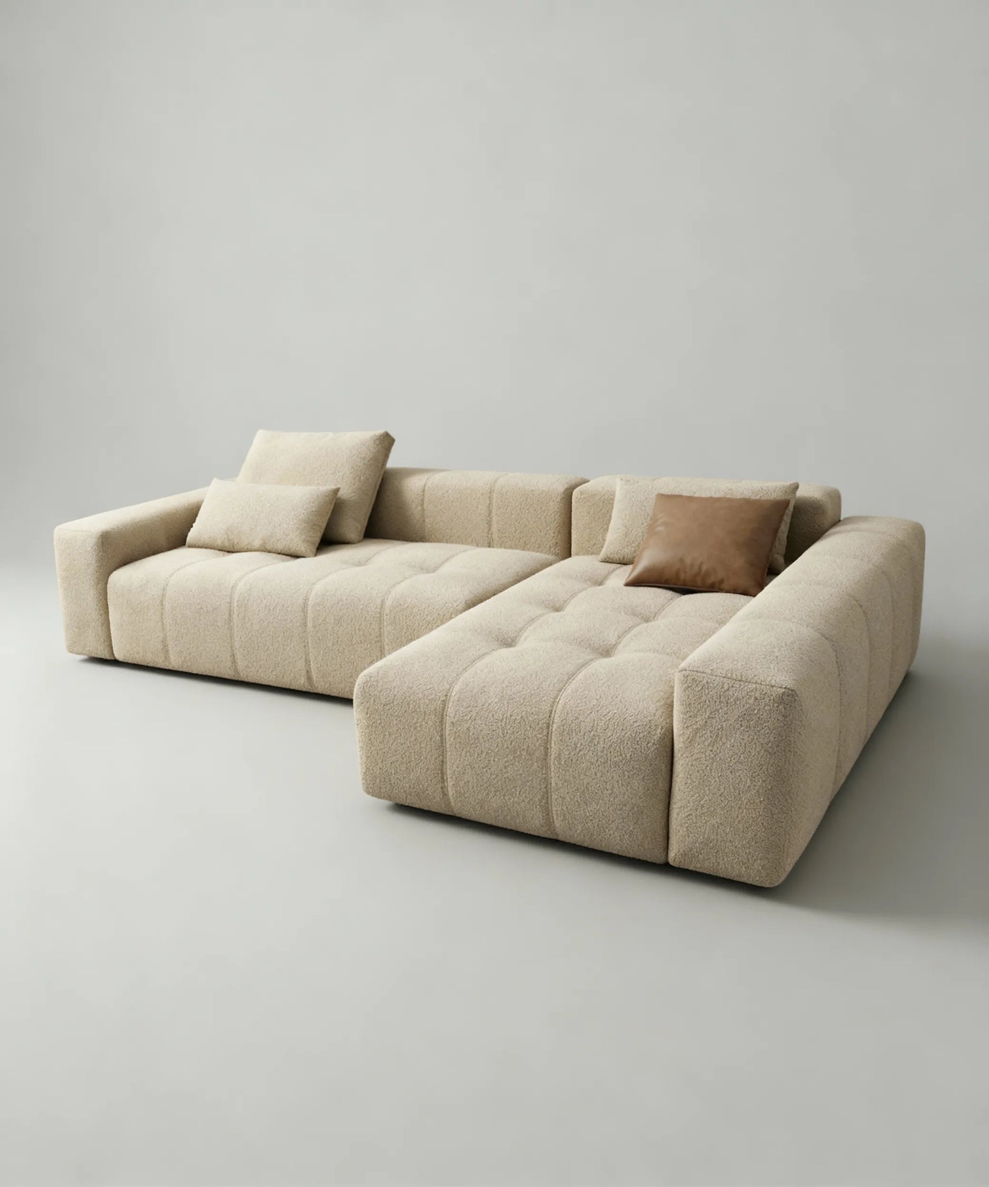 Sofá Idafe en tono beige con diseño de líneas suaves y volúmenes generosos para un ambiente moderno y acogedor