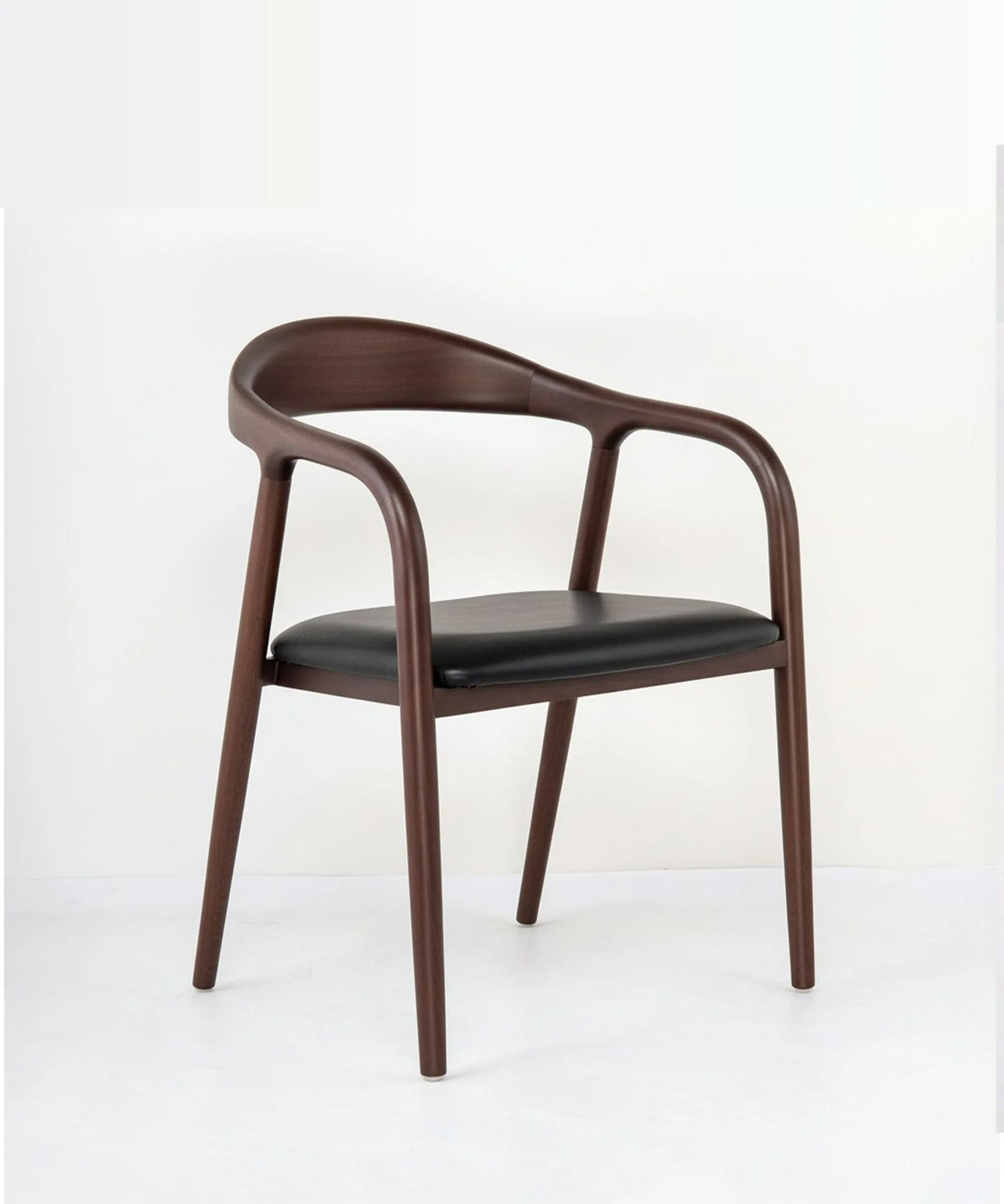 Silla Tabaiba en madera de fresno con diseño orgánico y asiento negro, ideal para comedor moderno y estilizado.